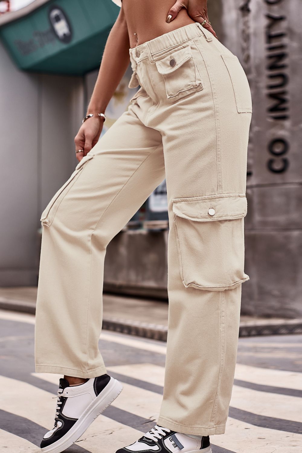 Buttoned Knee Pockets Loose Fit Jeans - The Goddess Galleries